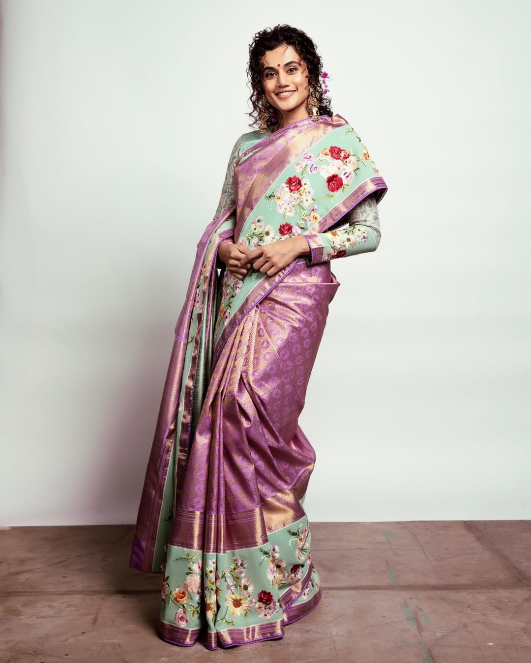 Taapsee Pannu, Gaurang’s show-stopper, wore a Jamdhani sari with large floral designs on the border