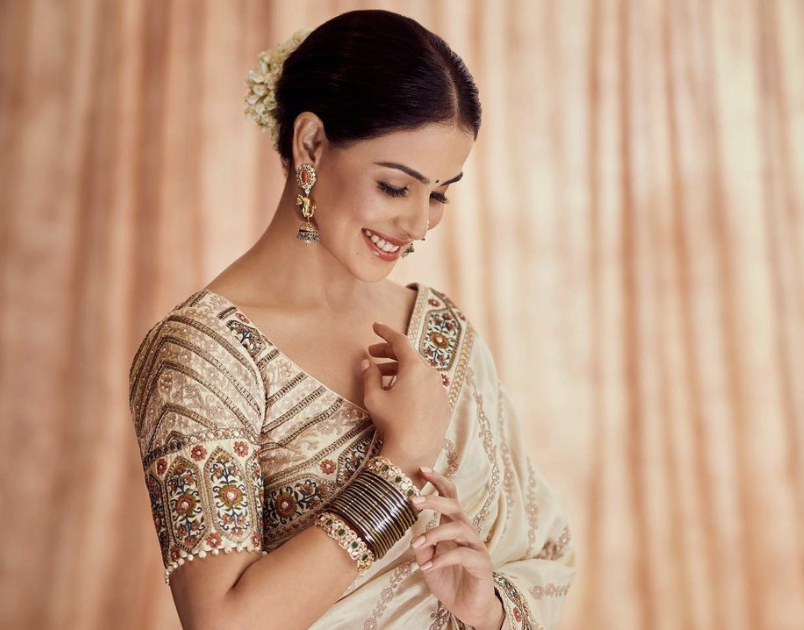 In an off-white designer saree, Genelia D’Souza says, “A woman’s best jewellery is her shyness or nose ring.”